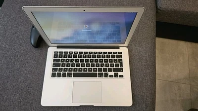 Apple MacBook Air 13,3 Zoll, 128GB, Intel Core I5 4.2GHz, 4GB, Silber (2013) - Bild 1 von 4