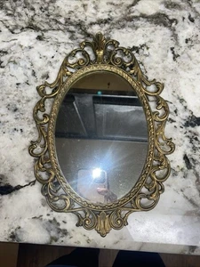 Specchio da parete ovale vintage Italia Hollywood Regency ornato oro cornice metallo 10”x7” - Foto 1 di 9