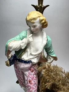 Antico portacandele in porcellana stile rococò cesto figura giovane uomo dandy - Foto 1 di 23