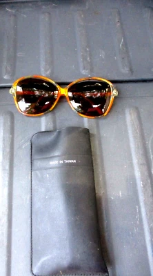 Gafas de sol vintage para mujer años 70 con estuche blando vintage hechas en Taiwán ROC Foto 1 de 3