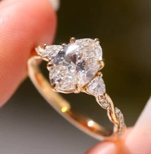 Anillo de oro amarillo de 10 k ovalado incoloro de moissanita de 2 quilates billón y banda de corte redondo - Imagen 1 de 11