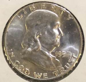 1957 FRANKLIN HALF DOLLAR CHOICE BU SILVER COIN - Picture 1 of 2