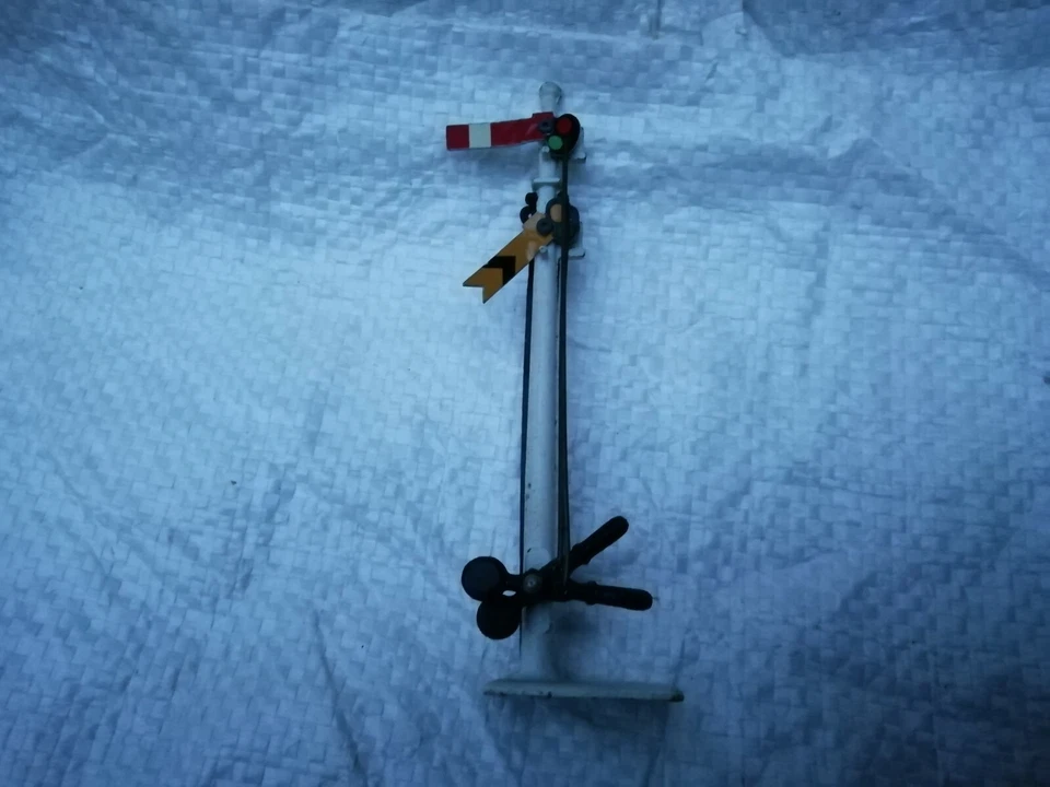 CRESCENT DIE CAST DOUBLE SIGNAL GANTRY - Image 1 of 1