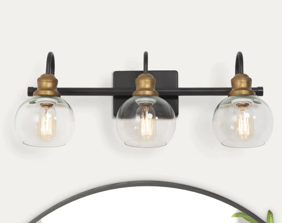 Luz de tocador de baño LNC 22" de latón y negro con pantallas de globo de vidrio transparente Foto 1 de 1