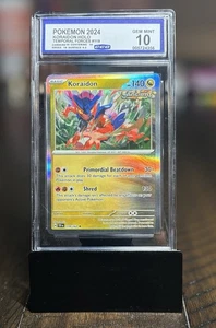KORAIDON 2024 POKEMON TEF FORZE EN-TEMPORALI #119 CCG 10 GEM MINT - Foto 1 di 2