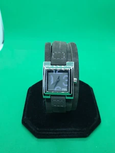 Reloj de vestir de acero tono plateado para damas, cara gris y correa de gamuza gris.#18. - Imagen 1 de 9