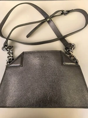 Bolsa tiracolo feminina Halston Heritage couro metálico antracite MH2859  - Imagem 1 de 4