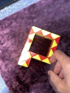 Vintage gelb rot Rubik's Magic Snake Puzzle Würfel Spielzeug 1980er Retro sensorisch - Bild 1 von 3