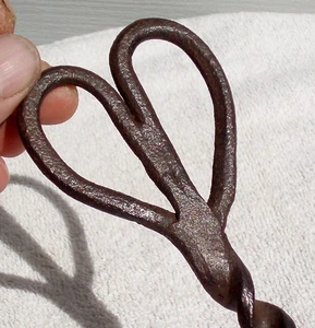 1700'S ? PRIMITIVE ANTIQUE BLACKSMITHED TWISTED IRON TOOL W/ HEART SHAPED HANDLE - Picture 1 of 24