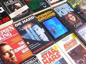 Filmbezogene Softback-Bücher ~ Multi Choice / Dropdown ~ Horror usw. - Bild 1 von 39