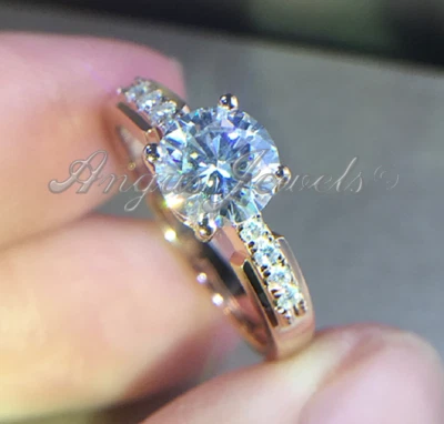 Anillo de compromiso solitario redondo MOISSANITE D/VVS1 de 2,23 quilates de oro amarillo sólido de 14 quilates Foto 1 de 4