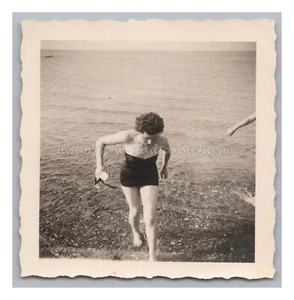 Junge Frau sprint aus dem Wasser - Altes Foto 1950er - Picture 1 of 2