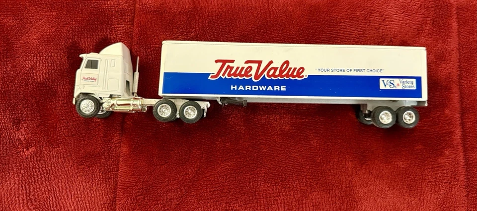 TRACTOR Y SEMIRREMOLQUE ERTL MACK COE 1/64 QUE REPRESENTA “HERRAJES DE VERDADERO VALOR” Foto 1 de 4