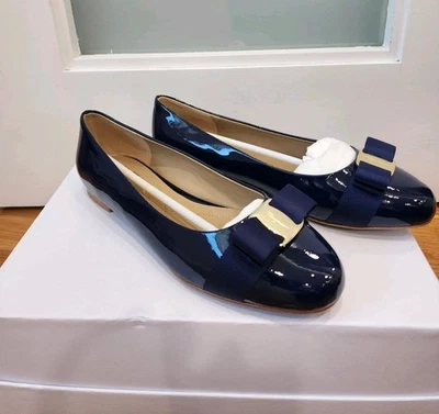 Zapatos planos bailarina Salvatore Ferragamo azul marino charol Vara arco talla 38,5 8D Foto 1 de 4