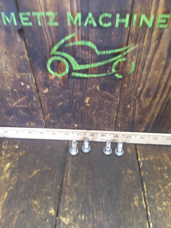 Suzuki GSXR 600 1997 subchasis pernos OEM Foto 1 de 4