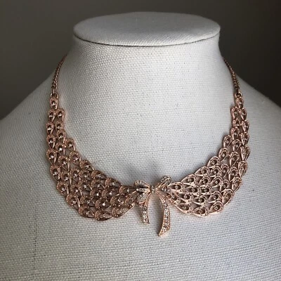 Collar con solapa de babero de oro rosa Baker joyería de moda pedrería Foto 1 de 4