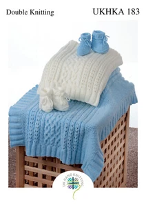 UKHKA 183 Babydecke mit Zopfmuster & Stiefel Strickmuster in DK - Bild 1 von 3