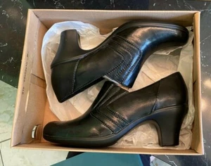 CLARKS WOMENS BLACK SIZE 7.5 ANKLE BOOT STYLE PUMPS 2.5" HEEL NEW - Picture 1 of 8