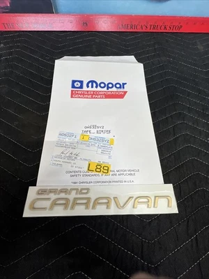 1996-1998 DODGE GRAND CARAVAN ESCOTILHA ELEVADOR PORTÃO EMBLEMA DECALQUE OURO MOPAR 0HS32SY2 - Imagem 1 de 4