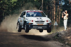 COCHE ESCORT Nº7, EN VUELO RALLY ACCIÓN, FOTOGRAFÍA DIGITAL A COLOR. - Imagen 1 de 2