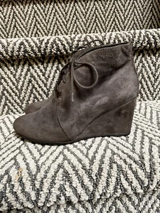 Stivaletti Clarks donna 7M grigio scamosciato stringati zeppa - Foto 1 di 11