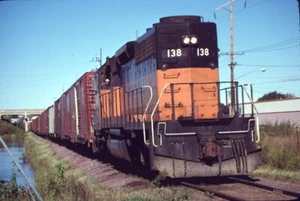 MILW 138 SD-40-2 MENOMINEE MI (MILWAUKEE ROAD) ORIGINAL SLIDE 09-23-80 T21-5 - Picture 1 of 1
