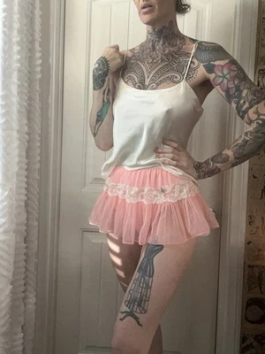 De Colección Años 60 Nylon Gasa Transparente Micro Mini Falda Forrada Encaje Ribete Coqueta Hada S/M Foto 1 de 4