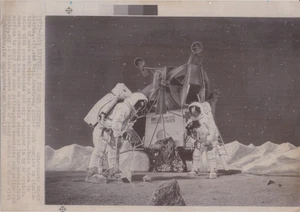 1969 Pressefoto NASA Apollo 11 Astronauten Neil Armstrong & Buzz Aldrin Training - Bild 1 von 2