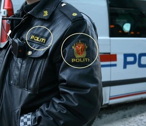 DISFRAZ DE VESTIDO ELEGANTE UTILERÍA: Juego de 2 piezas de lensmannsetaten de la policía noruega Politi-og lensmannsetaten - Imagen 1 de 12
