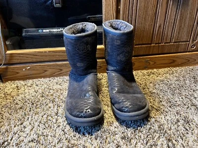 Auténticas Botas Clásicas UGG Flores Brillantes EE. UU. 8 UGGS Con Forro de Piel de Oveja Gris Foto 1 de 4