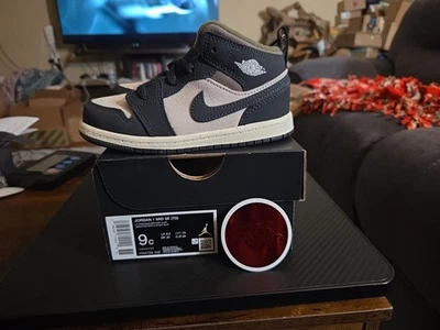 NUEVO EN CAJA - AJ Jordan 1 Mid SE (TD) - LT Orewood Brn/Off Noir - talla 9c 9 C HV4729 102 Foto 1 de 4