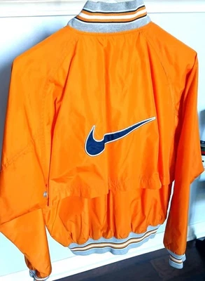 Vintage NIKE Logotipo Costurado, Jaqueta Quebra-Vento Juventude Média 10, Laranja Nylon Ventilado - Imagem 1 de 4