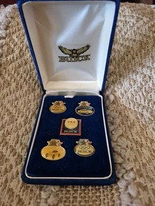 OLYMPIADE 1984 BUICK SPONSOR SAMMLER PIN SET IM ORIGINAL SAMT DRUCKKNOPF ETUI - Bild 1 von 4