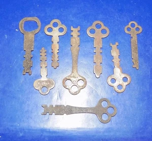 Konvolut von acht alten/antiken langen, flachen, quadratischen Schlüsseln - Bild 1 von 4