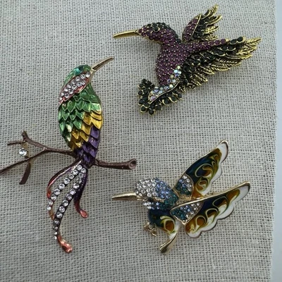 Цветной птица брошь заколка лот из 3 хрустальные стразы потрясающее заявление - Изображение 1 из 4