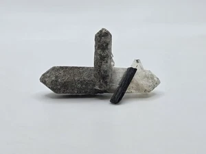 Cristal de cuarzo simétrico de doble terminación, intersección de punto medio y Aegirine - Imagen 1 de 17