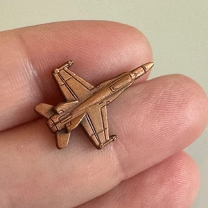 Vintage F/A-18 Hornet Jet Fighter Anstecknadel kupferfarben Metallguss F-18 Tie Tack - Bild 1 von 3