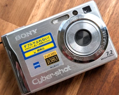 Solo giapponese Sony Cyber-shot DSC-W80 fotocamera digitale 7,2 MP 3X zoom ar... - Immagine 1 di 4