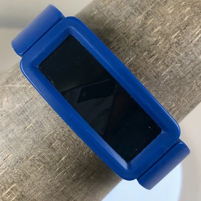 Reloj inteligente Fitbit Ace 2 unisex para niños GPS rastreador de salud y estado físico 7"  Foto 1 de 4