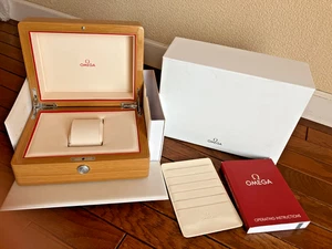 Autentica scatola vuota per orologio OMEGA in legno con manuale e accessori ottime condizioni #V62 - Foto 1 di 11