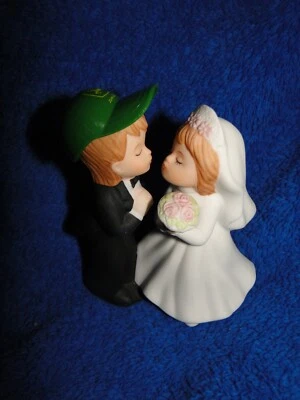 Nuevo Top de pastelería artesanal John Deere besando novia y novio Foto 1 de 4