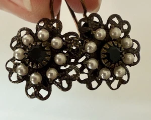 ORECCHINI VINTAGE KENNY MA SAN FRANCISCO FINTA PERLA E STRASS TRAFORATI - Foto 1 di 7
