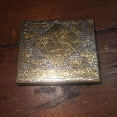 Винтажный металлический золотистый держатель для монет Washington DC Petty Cash Box на петлях - Изображение 1 из 4