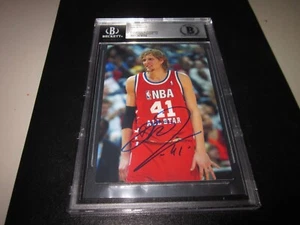 FOTO FIRMADA DIRK NOWITZKI AUTOMÁTICA 3X5 TODAS LAS ESTRELLAS BECKETT LOSA ENCAPSULADA PATIO 2023 - Imagen 1 de 5