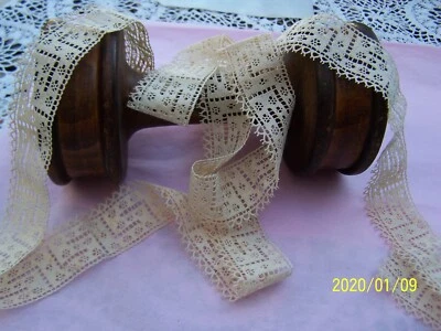 Ancienne dentelle très fine de couleur écrue réalisée à la main. N°55 - Photo 1/4