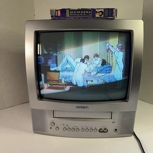 Toshiba CRT TV/VCR Combo VHS Player Retro Gaming Television 13" MV13P3 No Remote - Picture 1 of 17