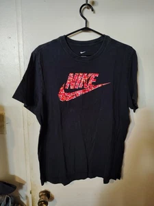 Nike Men’s Tee Shirt Adult Size Large Black Red Swoosh Sneaker Head Shoe Box - Bild 1 von 4