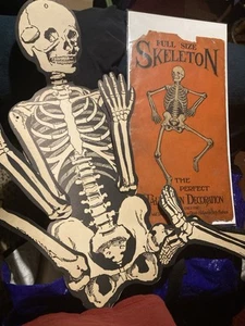 ANTICO HALLOWEEN ANNI '30 DA APPENDERE 4 1/2' SCHELETRO E DECORAZIONE BUSTA ORIGINALE - Foto 1 di 24