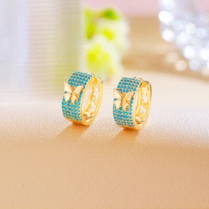 Elegante aretes tipo argolla pequeños enchapados en oro amarillo micro pavé azul turquesa - Imagen 1 de 8