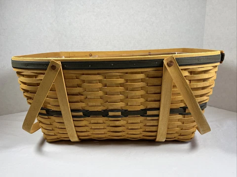 Longaberger Collectors Club Family Treasures Picnic Basket W/ Protectors Damaged Cover
